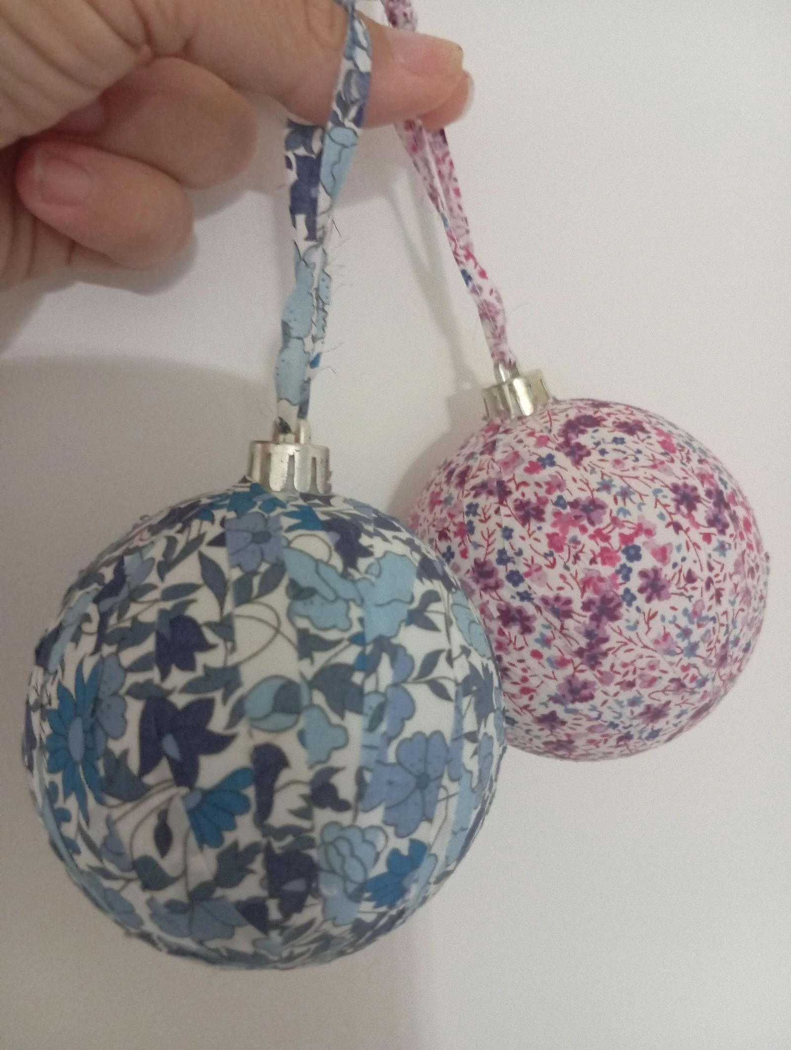 Deux grosses boules de Noël liberty 
